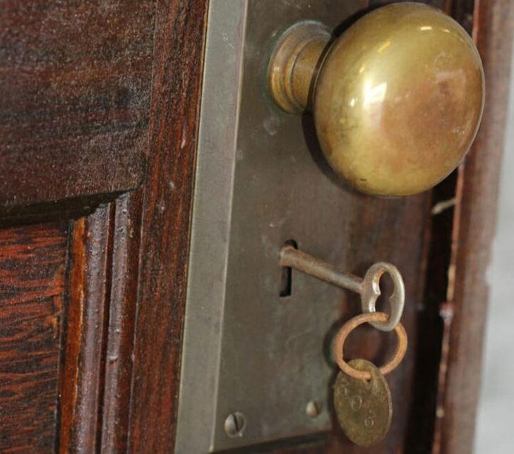 80 yıldır boş duran dairenin içinden çıkanlar şaşırttı! G1