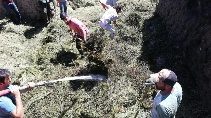 &Ouml;zalp&rsquo;ta ot yangını