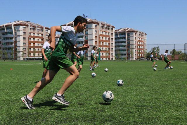 Şampiyon futbolcu, inşaatlarda çalışıp harçlığını çıkarıyor