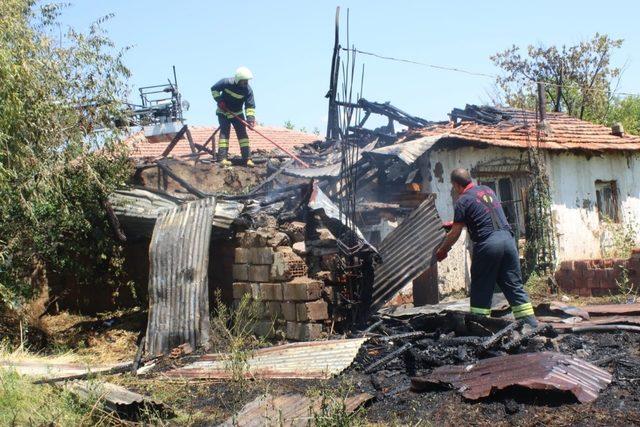 Kuru otları yakmak isterken evi yaktılar