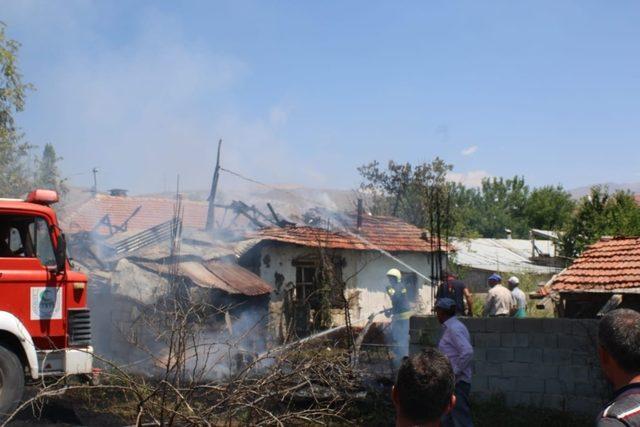 Kuru otları yakmak isterken evi yaktılar