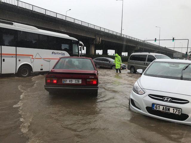 Trabzon’da şiddetli yağış sonrası yollar göle döndü