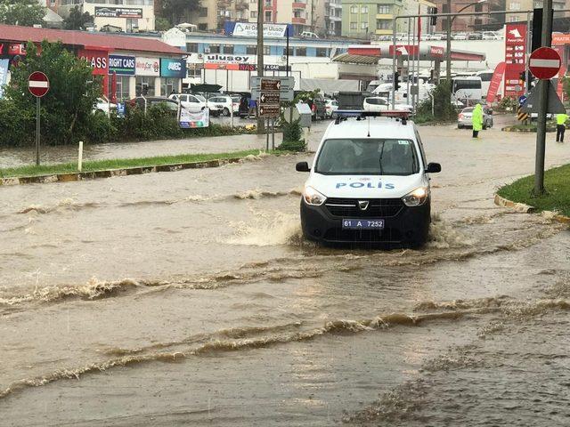 Trabzon’da şiddetli yağış sonrası yollar göle döndü