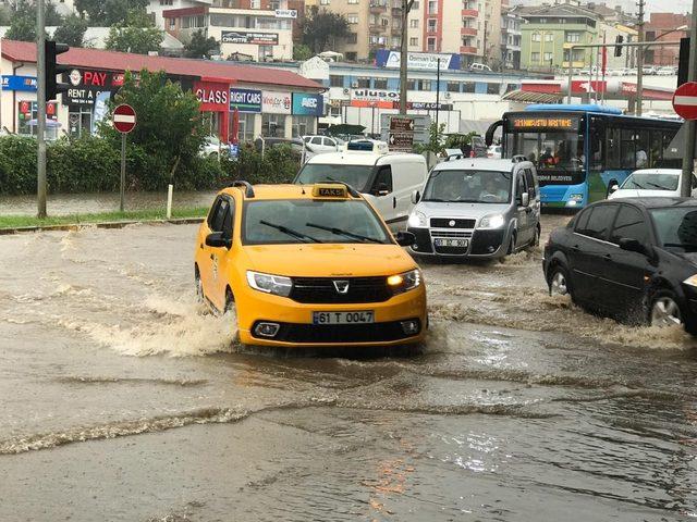 Trabzon’da şiddetli yağış sonrası yollar göle döndü