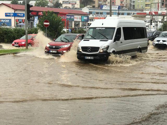 Trabzon’da şiddetli yağış sonrası yollar göle döndü