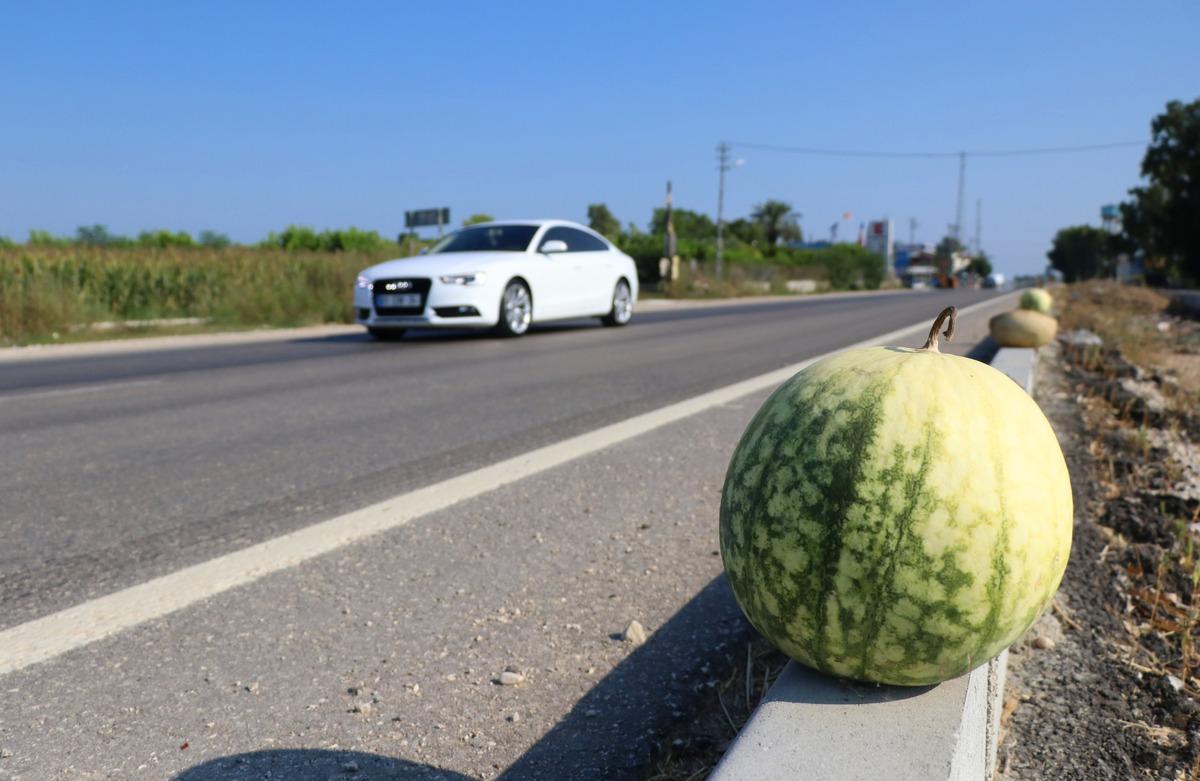 Para etmeyen karpuzu karayolunda satmaya &ccedil;alışıyorlar