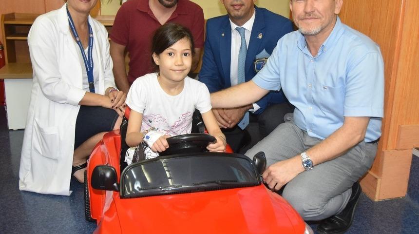 Çocuklar ameliyata akülü arabayla gidiyor