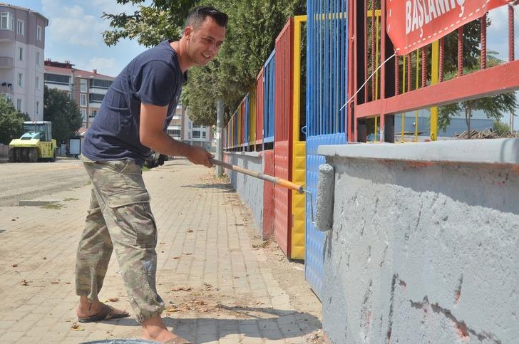 Okul müdürü elinde fırçayla okulu boyuyor G2