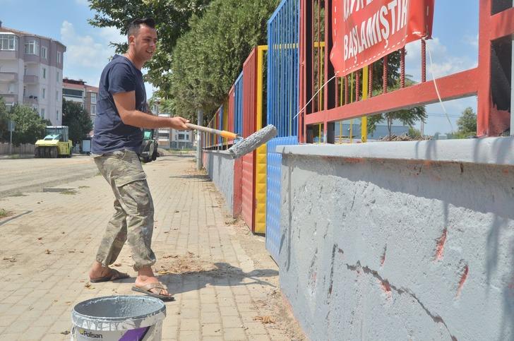 Okul müdürü elinde fırçayla okulu boyuyor G3