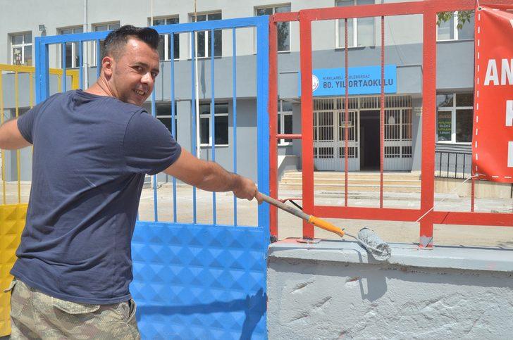 Okul müdürü elinde fırçayla okulu boyuyor G4