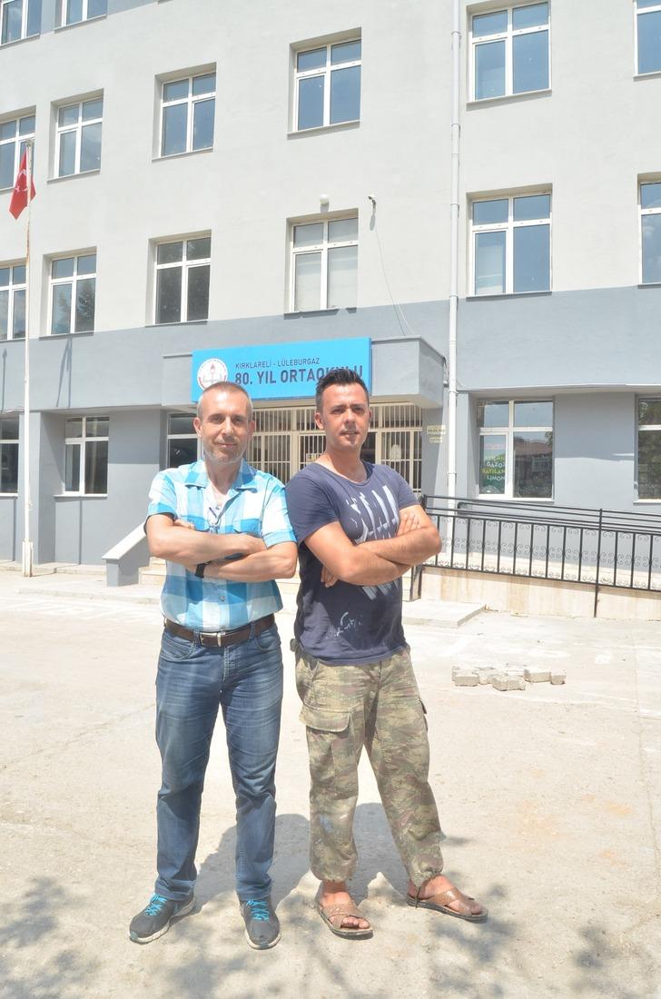 Okul müdürü elinde fırçayla okulu boyuyor G5