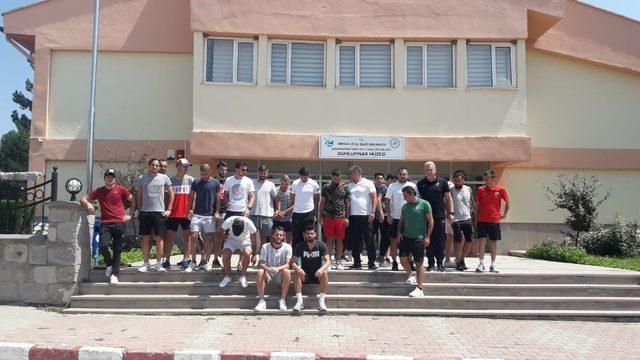 Karşıyaka Spor Kulübü futbolcuları, Dumlupınar Şehitliğini ziyaret etti