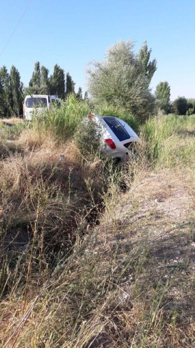 Kanala düşen otomobil sürücüsü yaralandı