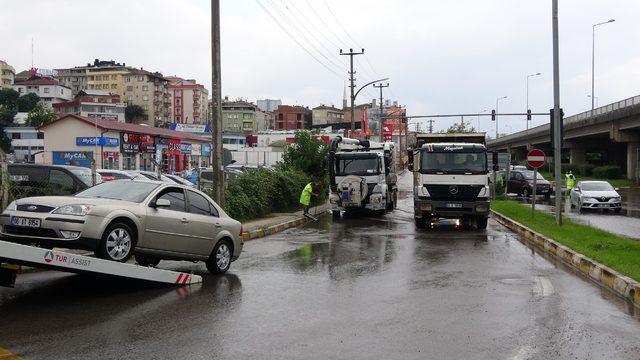 Trabzon'da sağanak yolları göle çevirdi