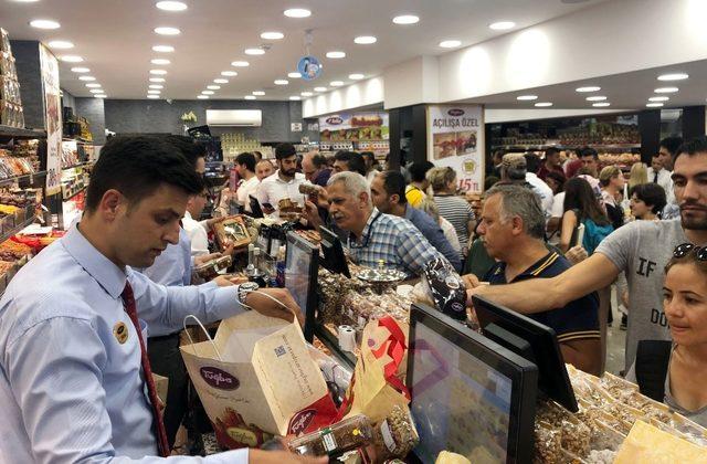 Tuğba Kuruyemiş 84.mağazasını açtı