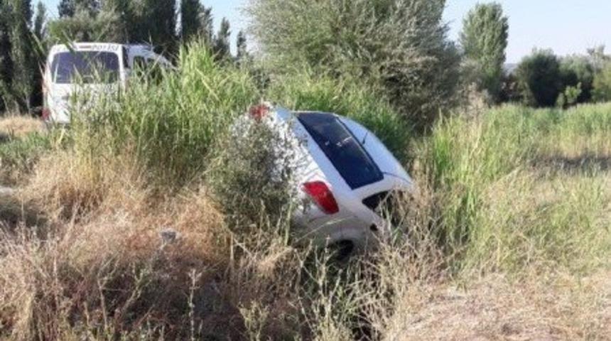 Kanala d&uuml;şen otomobil s&uuml;r&uuml;c&uuml;s&uuml; yaralandı