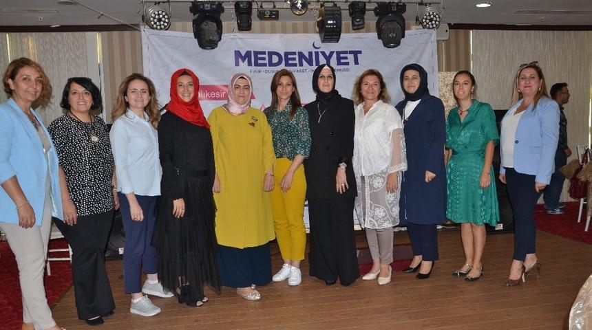 Ayhan, "Kadınlar toplumun yapılanmasına ışık tutacaktır"