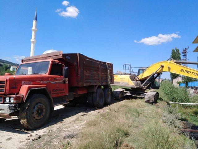 Taşkın sel suyu kanalları temizleniyor