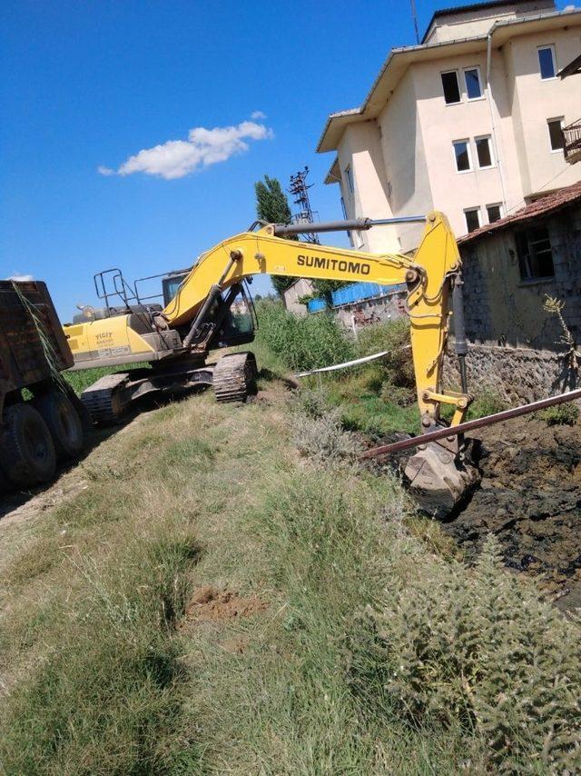 Taşkın sel suyu kanalları temizleniyor