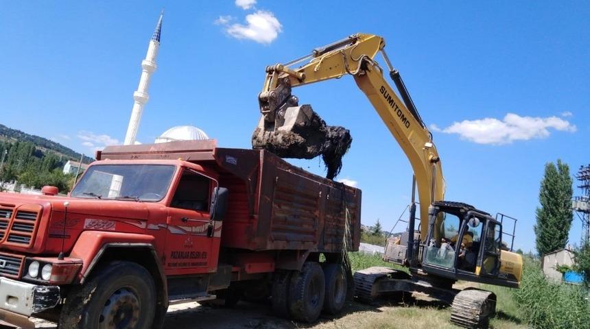 Taşkın sel suyu kanalları temizleniyor