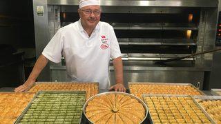 Nadir G&uuml;ll&uuml;&rsquo;den &ldquo;Bayramda baklava yemekten ka&ccedil;ının&rdquo; diyen diyetisyenlere sert tepki