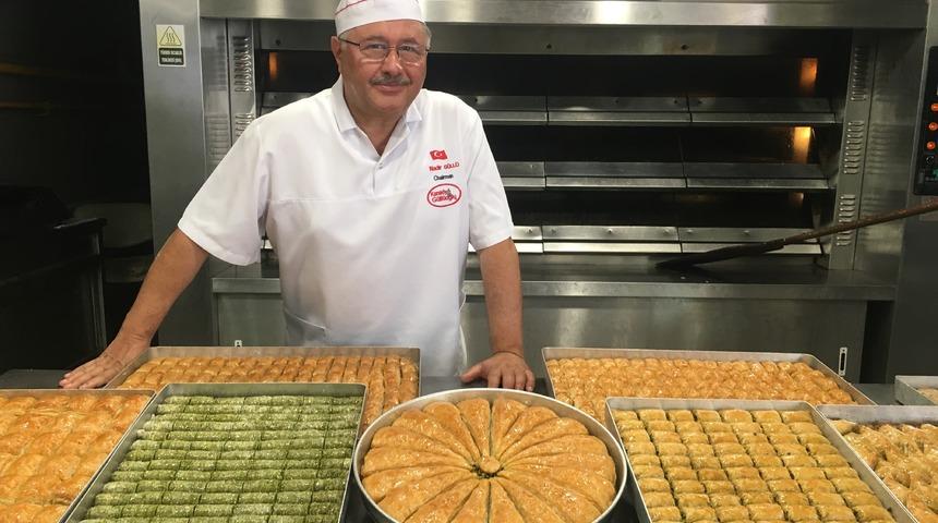 Nadir G&uuml;ll&uuml;&rsquo;den &ldquo;Bayramda baklava yemekten ka&ccedil;ının&rdquo; diyen diyetisyenlere sert tepki