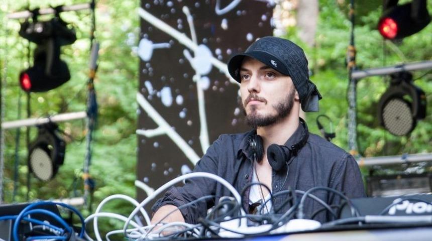 &Ccedil;eşme&rsquo;nin g&ouml;zde eğlence mekanında m&uuml;zik dolu hafta sonu