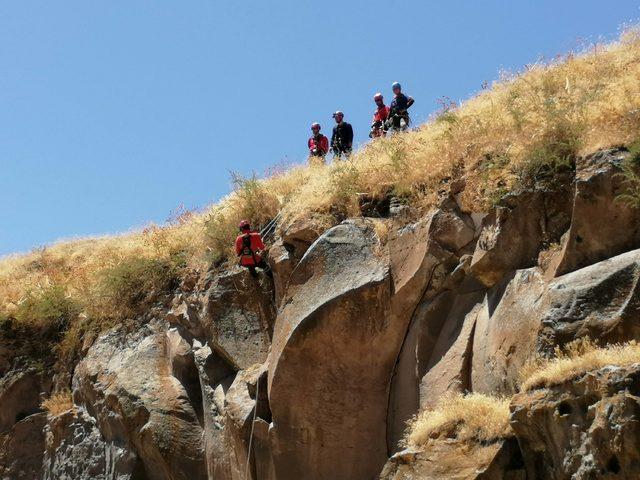 Bitlis'te kayalıklarda yaralı kurtarma tatbikatı