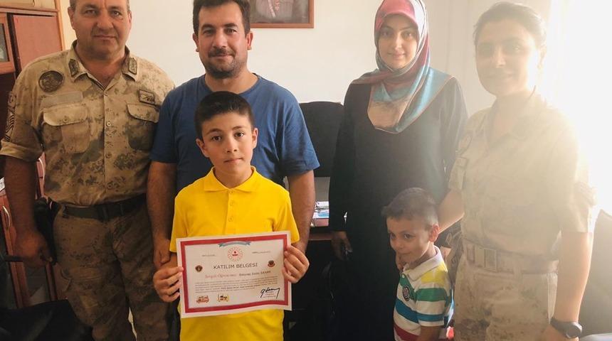 İlk&ouml;ğretim &ouml;ğrencisine s&uuml;r&uuml;c&uuml; seyahat karnesi