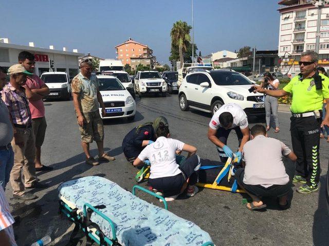 Polisten kaza yerinde meraklı kalabalığa kask uyarısı