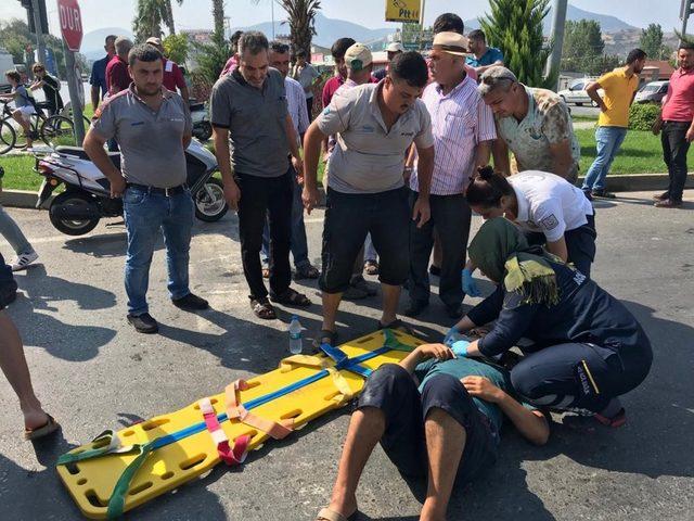 Polisten kaza yerinde meraklı kalabalığa kask uyarısı