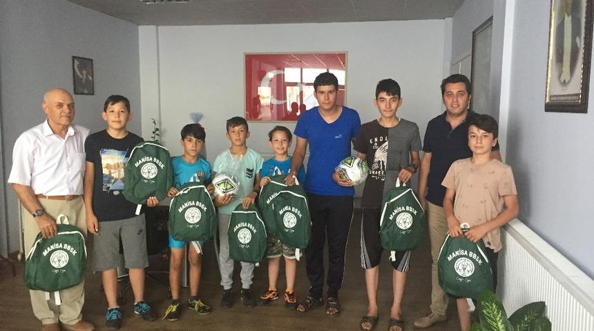 B&uuml;y&uuml;kşehirden &ouml;zel &ouml;ğrencilere spor malzemesi hediyesi