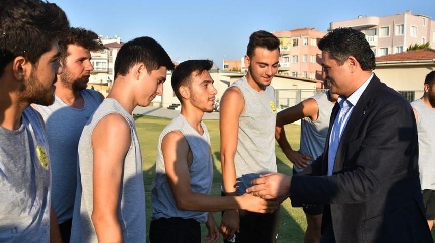 Aliağaspor FK antrenmanına s&uuml;rpriz ziyaret