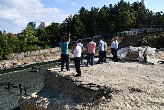 Vali Gürel, yapımı devam eden okullarda incelemelerde bulundu