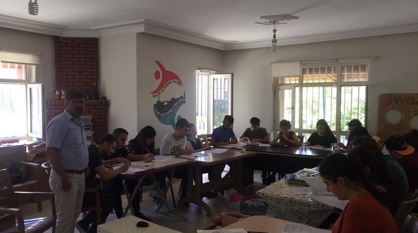 Gençlik ve Değişim Derneği gönüllülerine ilk yardım eğitimi