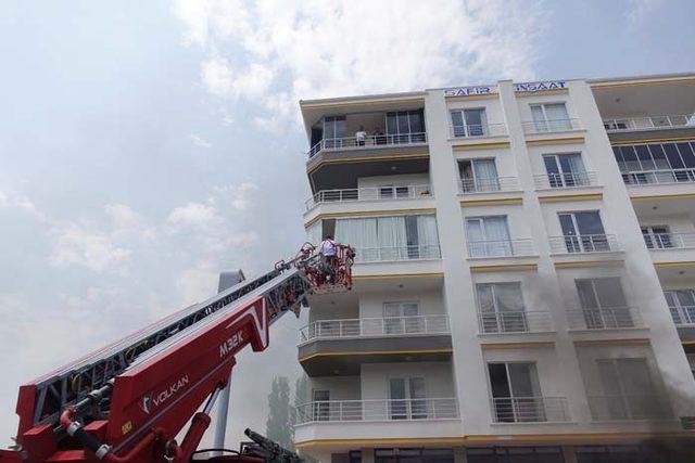 Marketteki yangında dumandan etkilenen 5 kişi, hastanelik oldu