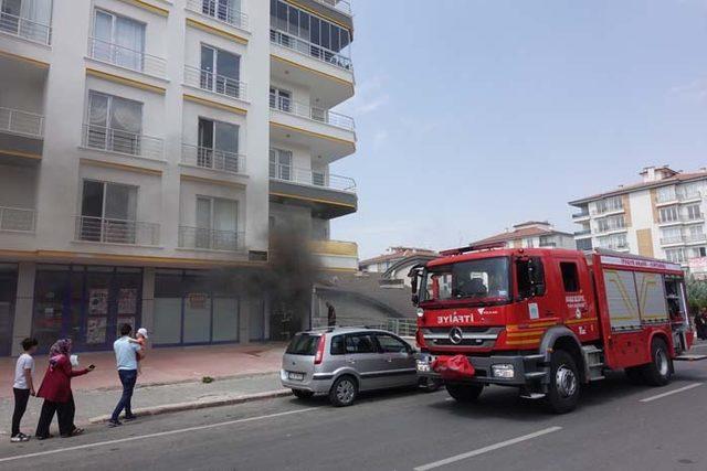 Marketteki yangında dumandan etkilenen 5 kişi, hastanelik oldu