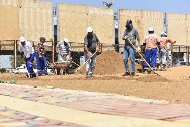 Muratpaşa Belediyesi, Zeytinköy’deki yeni parkın yapımını sürdürüyor