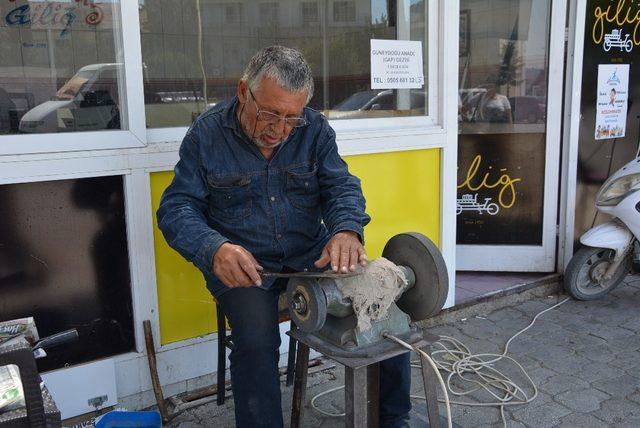 Korkuteli’de bıçaklar kurbanlıklar için bilenmeye başladı