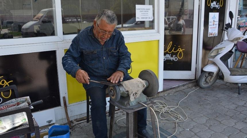 Korkuteli&rsquo;de bı&ccedil;aklar kurbanlıklar i&ccedil;in bilenmeye başladı