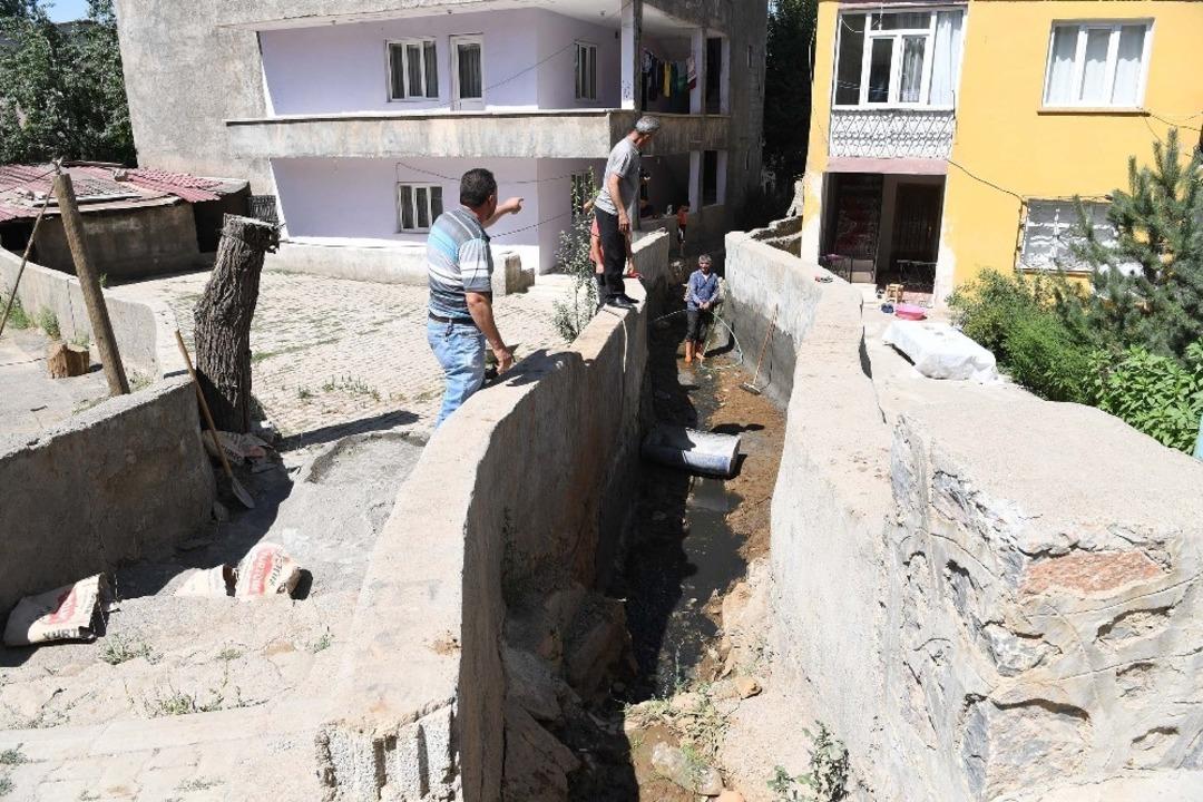 Muş Belediyesinden dere ıslah &ccedil;alışması