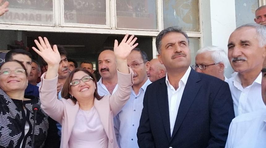 Fatma Şahin&rsquo;den kadın başkan adayına destek