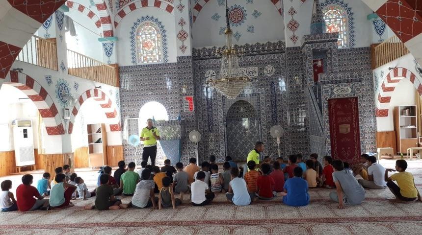 Kur&rsquo;an kurslarına giden &ouml;ğrencilere trafik eğitimi