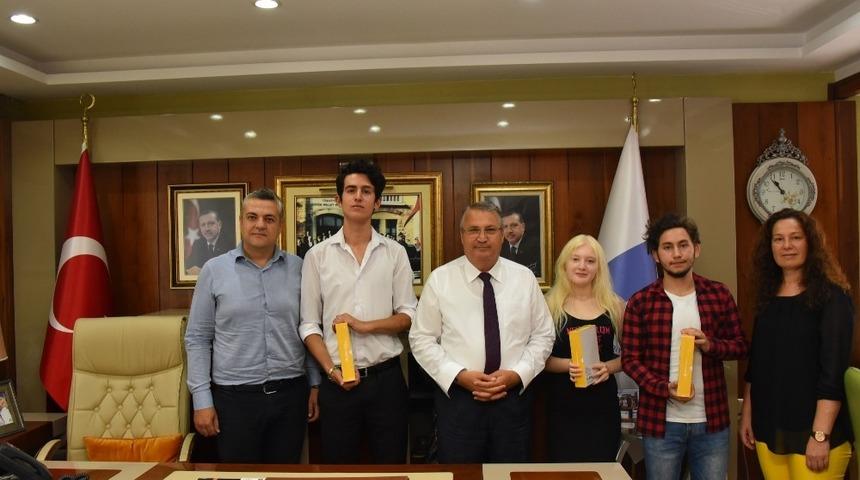 Sınava Millet Kıraathanesi&rsquo;nde hazırlanıp T&uuml;rkiye derecesi yaptılar