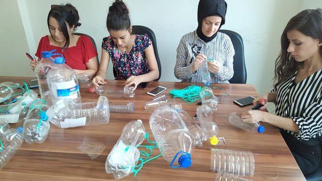 Sokak hayvanlarına su ile mama bırakıldı