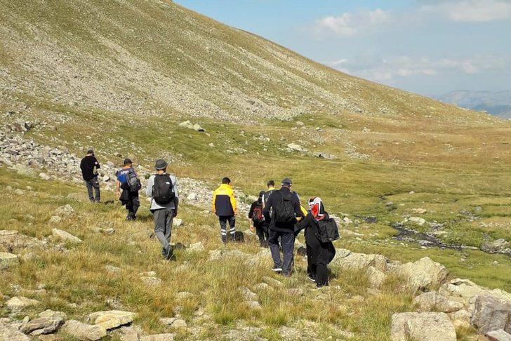 Artabel Göllerinde yüksek irtifadan etkilenen vatandaşları AFAD ekipleri kurtardı G3