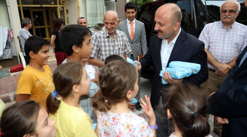 Vali Varol’dan hastalara moral ziyareti, çocuklara diş bakım seti