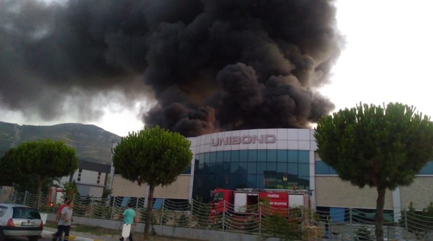 Manisa'da &ccedil;ıkan fabrika yangınında g&ouml;ky&uuml;z&uuml;n&uuml; duman kapladı