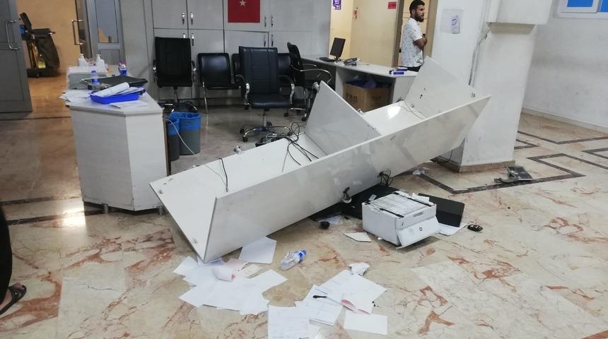 İstediği ilacı yazmayan doktoru darbetti, hastaneyi dağıttı