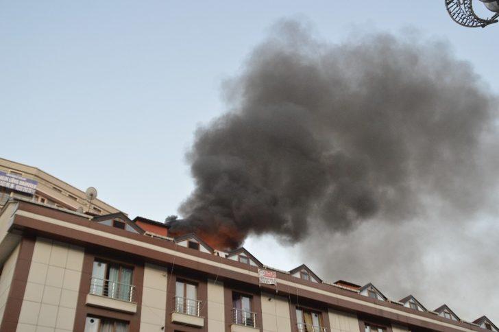 Şişli'de yangın paniği! 9 katlı binanın çatı katı alev alev yandı G5